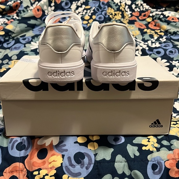 New Adidas Women's Courtblock Sneaker size 7 white black with silver accent - Picture 4 of 7